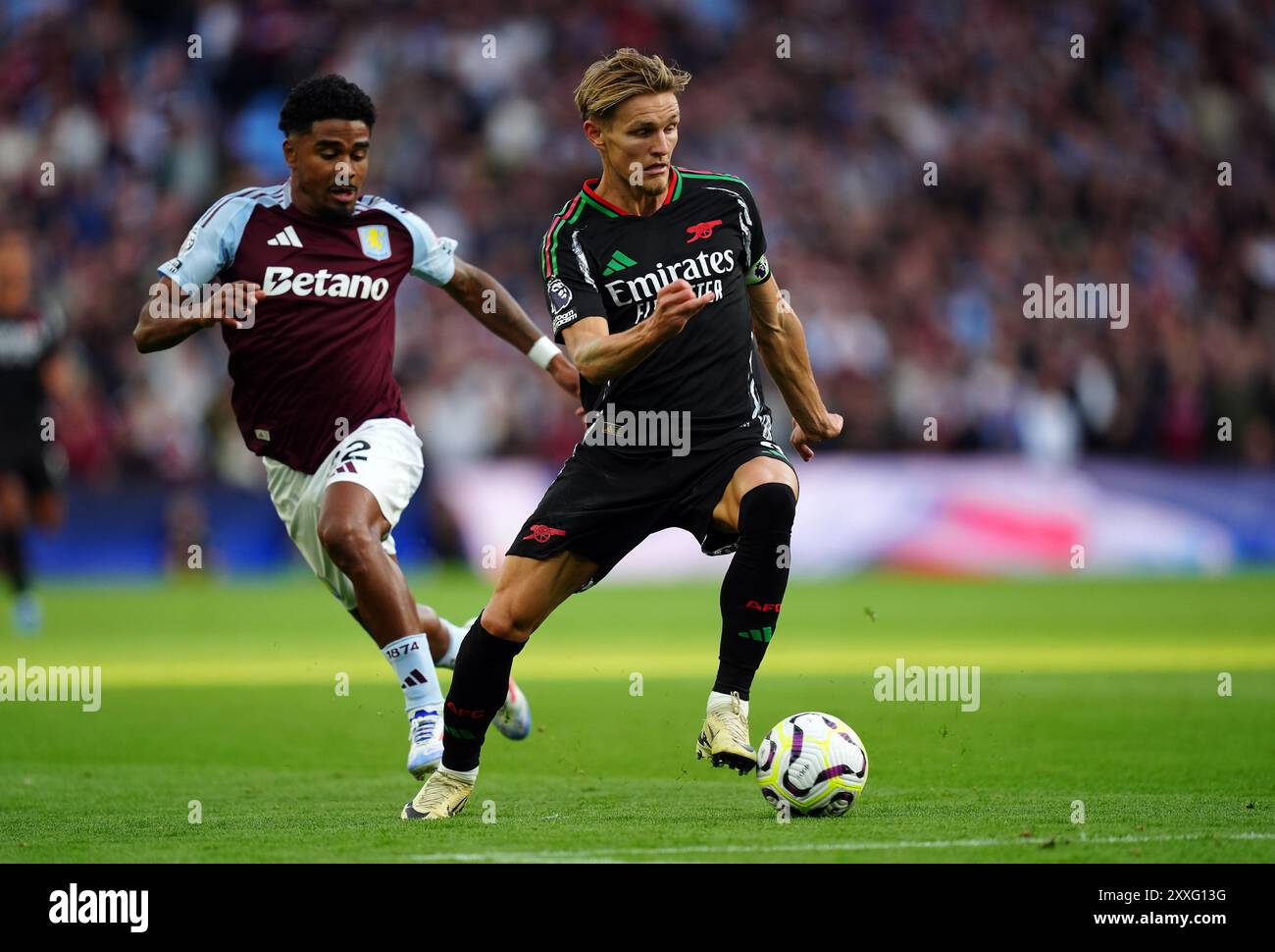 Martin Odegaard d'Arsenal et Ian Maatsen d'Aston Villa (à gauche) lors du premier League match à Villa Park, Birmingham. Date de la photo : samedi 24 août 2024. Banque D'Images