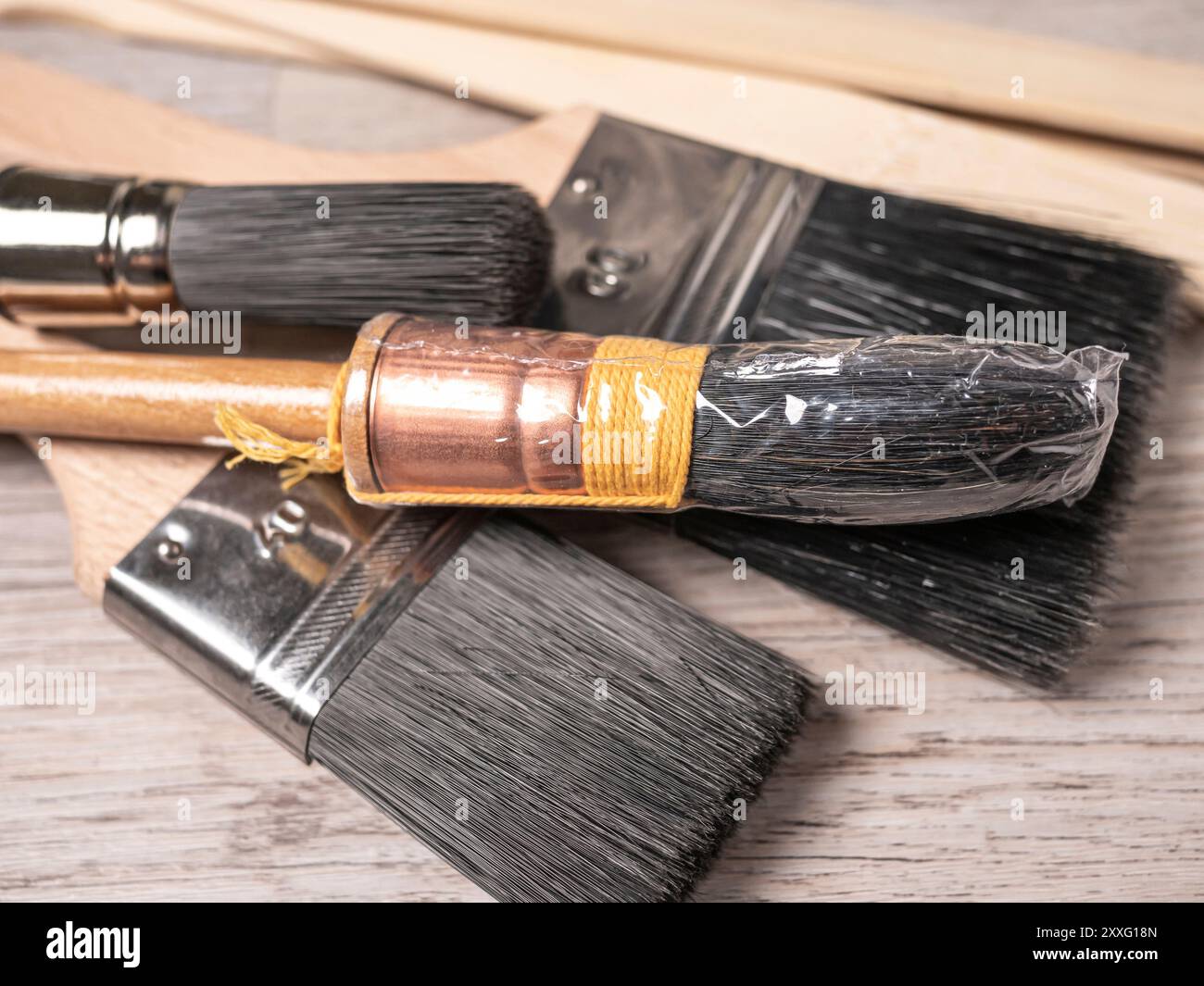 Nettoyer les pinceaux sur un plancher en bois. Gros plan. Banque D'Images