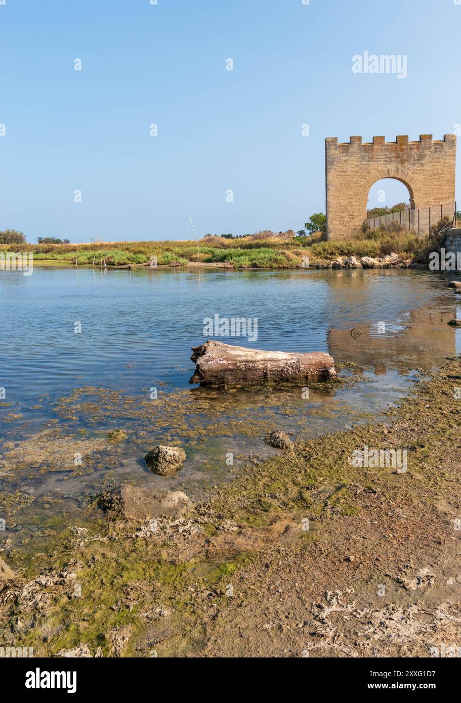 La porte de Maguelone, à l'entrée de la presqu'île de Maguelone, Villeneuve-les-Maguelone, Hérault, France Banque D'Images