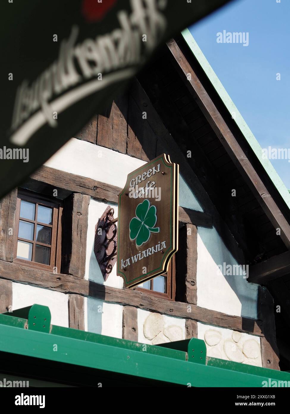 Energylandia, Pologne - 23 août 2024 : panneau de café en bois avec trèfle vert à quatre feuilles avec l'inscription Green Cafe Banque D'Images