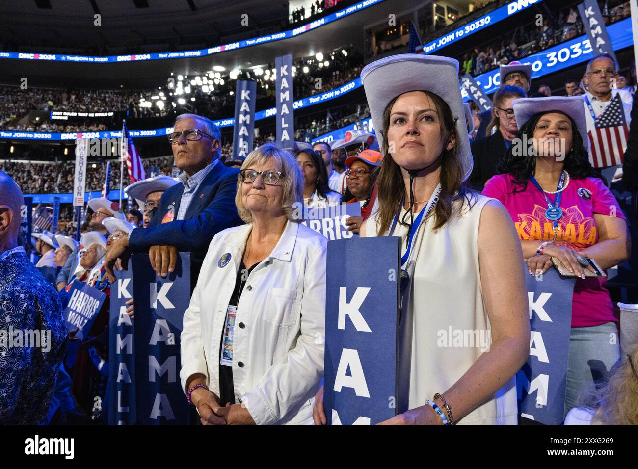 Chicago, Illinois, États-Unis. 22 août 2024. Les délégués de l'État de Washington écoutent Kamala Harris, vice-présidente et candidate démocrate, lors de la dernière soirée de la convention du DNC au United Center à Chicago. (Crédit image : © Laura Brett/ZUMA Press Wire) USAGE ÉDITORIAL SEULEMENT! Non destiné à UN USAGE commercial ! Banque D'Images