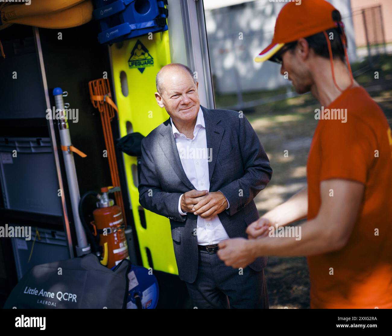 Bundeskanzler Olaf Scholz, SPD, besucht im Rahmen seiner Sommertour die Wasserrettung Potsdam des DLRG à Potsdam, 24.08.2024. Potsdam Deutschland *** le Chancelier fédéral Olaf Scholz, SPD , visite le DLRG Potsdam service de sauvetage en eau à Potsdam dans le cadre de sa tournée estivale, 24 08 2024 Potsdam Allemagne Copyright : xFelixxZahn/photothek.dex Banque D'Images