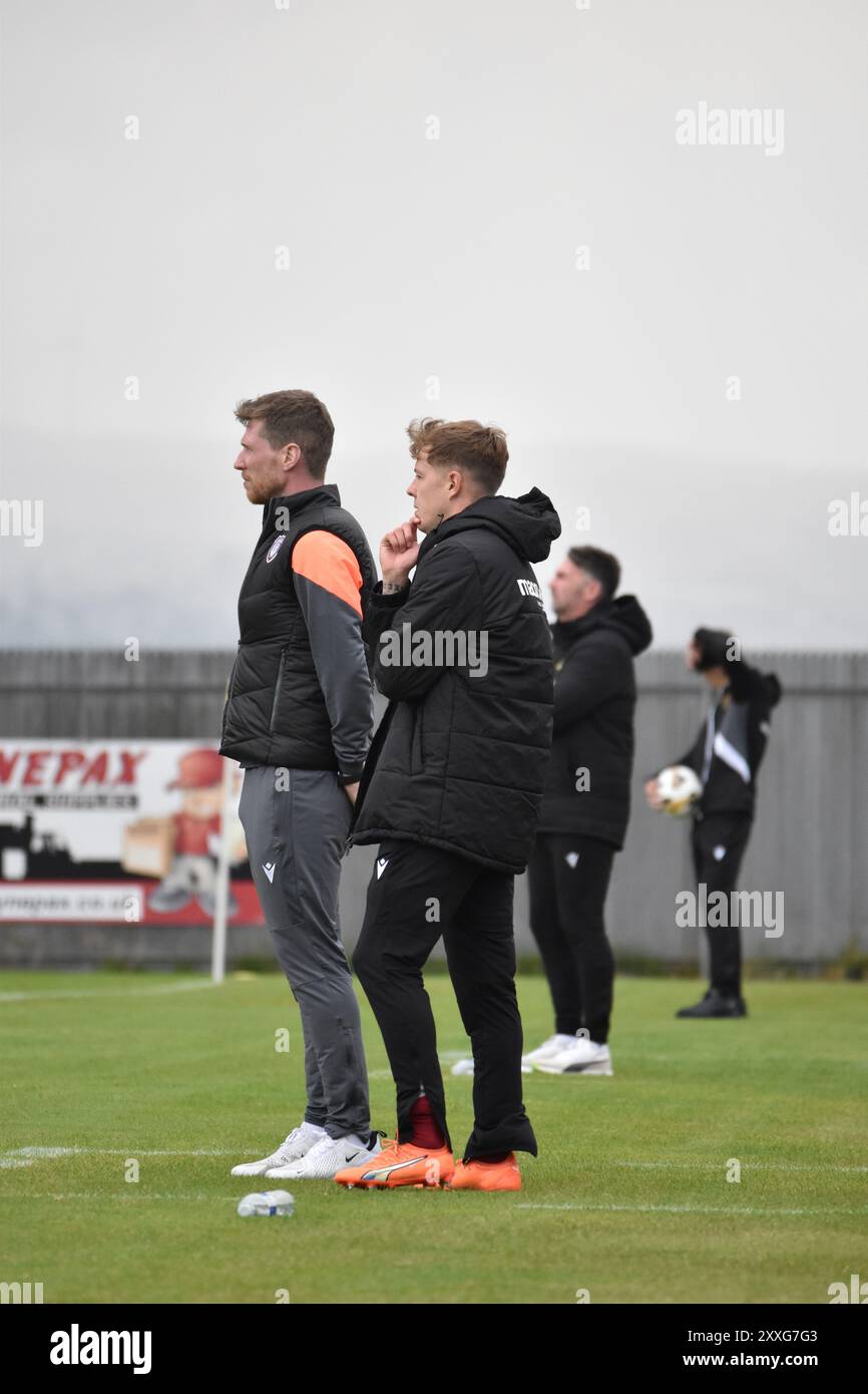 Dumbarton, Écosse, Royaume-Uni. 24 août 2024. Prenant en charge leur premier match en tant que co-joueurs-managers d'Arbroath FC, Colin Hamilton et David Gold sur la ligne de touche à Dumbarton. Crédit : Jeremy Parker/Alamy Live News Banque D'Images