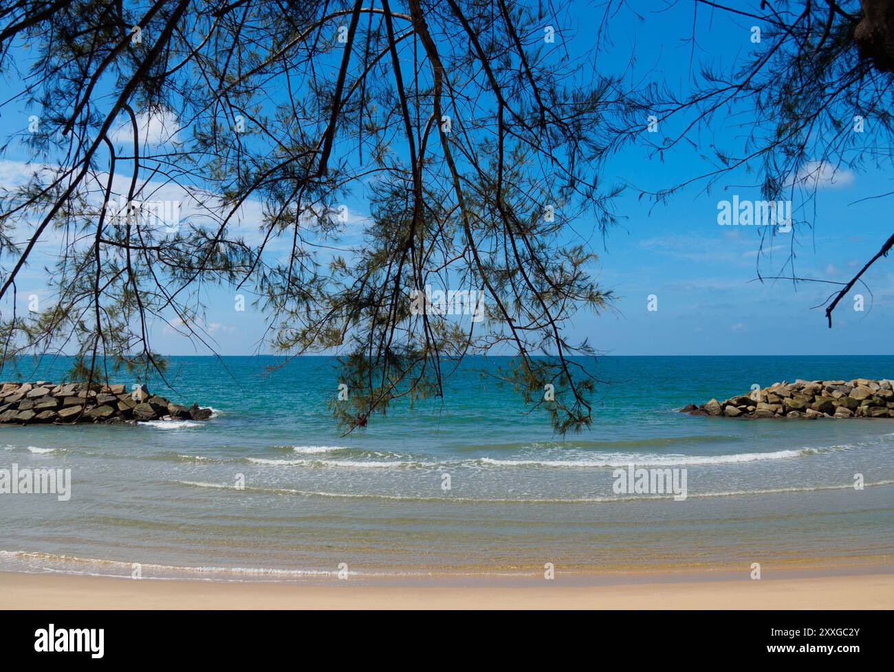 Petite baie en demi-lune et vagues courbées créées par le brise-lames artificiel en pierre à Moonlight Beach, Rayong. Une méthode pour diminuer l'érosion des plages. Mer d'émeraude. Banque D'Images