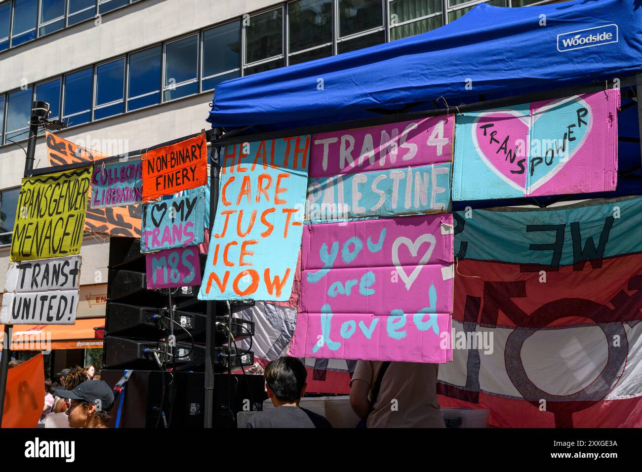 Les marcheurs se rassemblent au début de la TRANS+ Pride march de Londres, plaidant pour de plus grands droits des transgenres. La marche a commencé à Langham place et s'est terminée Banque D'Images