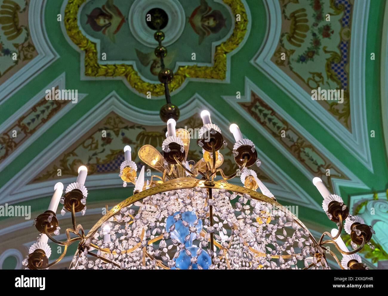 Lustre en cristal antique dans un style classique avec des chandeliers et des bougies. Banque D'Images
