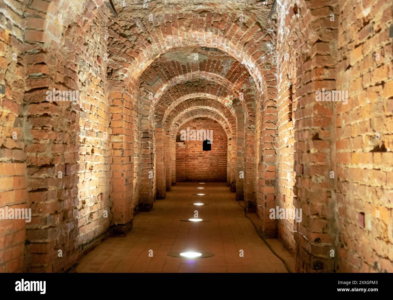 Ancien tunnel souterrain avec briques. Tunnel en pierre avec perspective. Banque D'Images