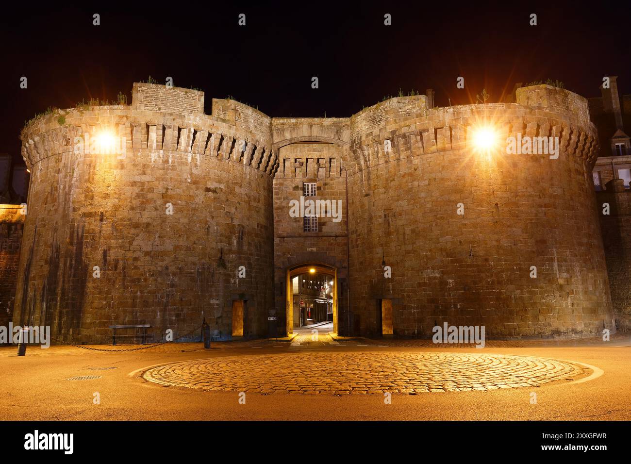 La Grande porte de Saint Malo est l'une des plus grandes portes à travers les murs de la ville et dans la vieille ville. Saint Malo .Bretagne. France. Banque D'Images