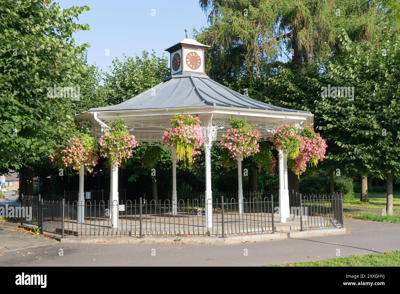Le kiosque à musique est un monument historique situé dans le War Memorial Park à Basingstoke. Vu ici nouvellement peint avec des paniers de fleurs suspendus à la fin de l'été. ROYAUME-UNI Banque D'Images