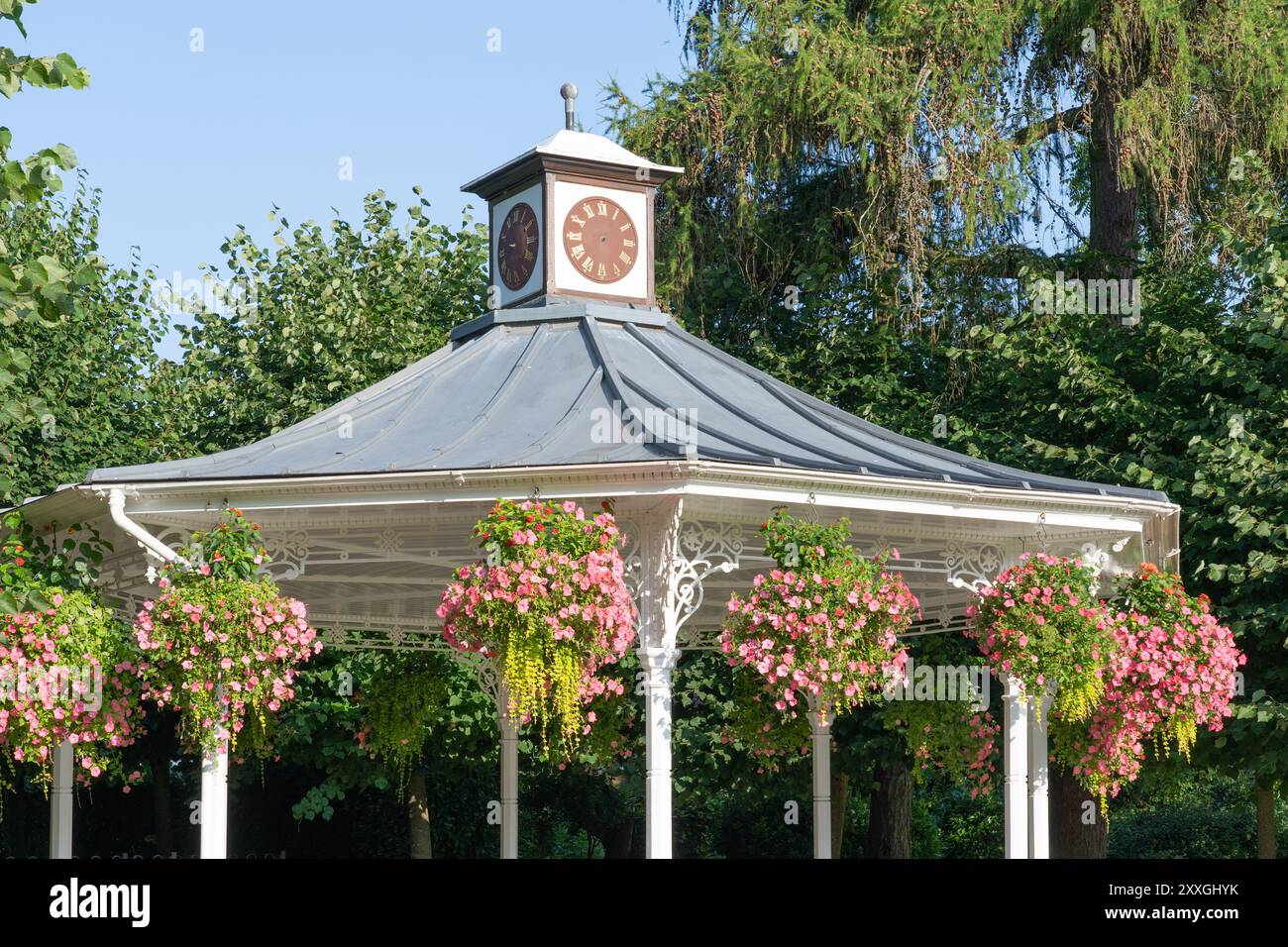Le kiosque à musique est un monument historique situé dans le War Memorial Park à Basingstoke. Vu ici nouvellement peint avec des paniers de fleurs suspendus à la fin de l'été. ROYAUME-UNI Banque D'Images