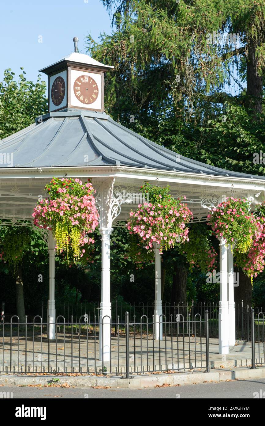 Le kiosque à musique est un monument historique situé dans le War Memorial Park à Basingstoke. Vu ici nouvellement peint avec des paniers de fleurs suspendus à la fin de l'été. ROYAUME-UNI Banque D'Images
