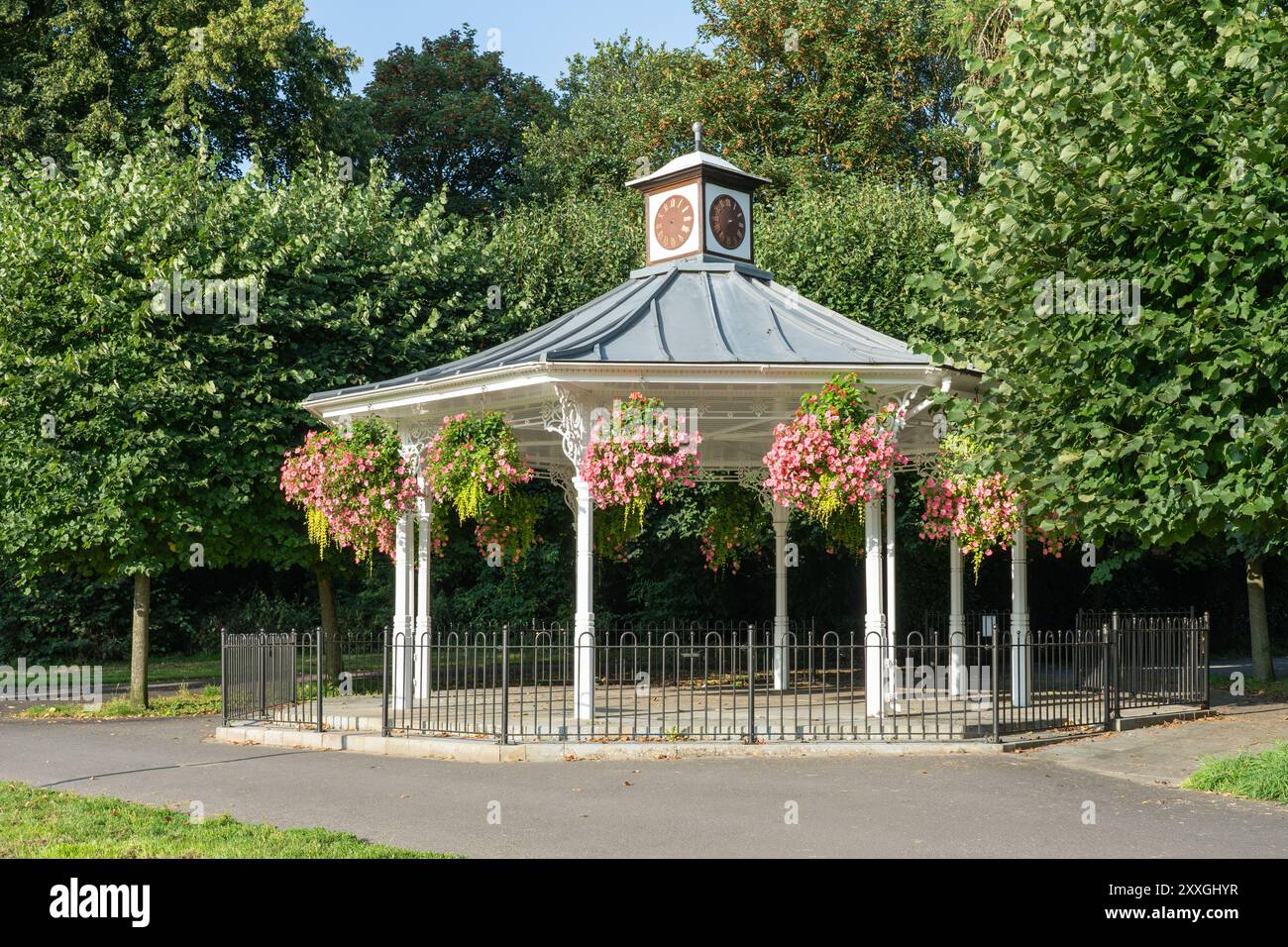 Le kiosque à musique est un monument historique situé dans le War Memorial Park à Basingstoke. Vu ici nouvellement peint avec des paniers de fleurs suspendus à la fin de l'été. ROYAUME-UNI Banque D'Images