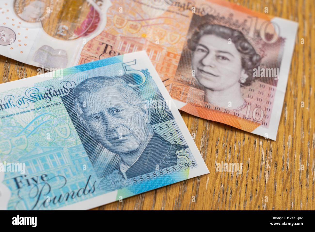 Vieux et nouveaux billets de banque britanniques en polymère - un billet de dix livres sterling portant la tête de la reine Elizabeth et un billet de cinq livres avec la tête du roi Charles Banque D'Images