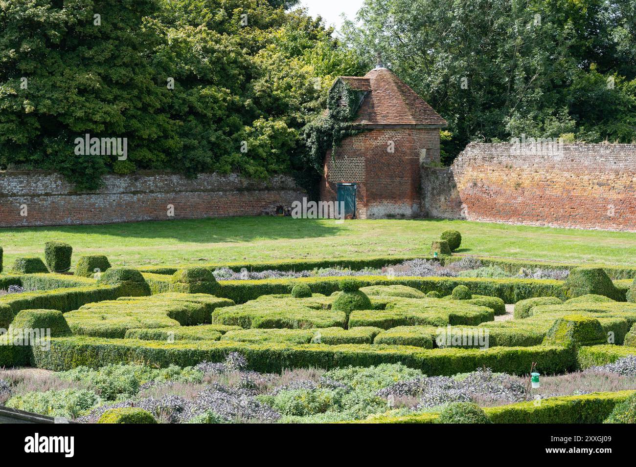 Le paisible jardin clos en brique jacobéenne restauré avec un pigeonnier dans le coin de Basing House, Basingstoke, Angleterre Banque D'Images