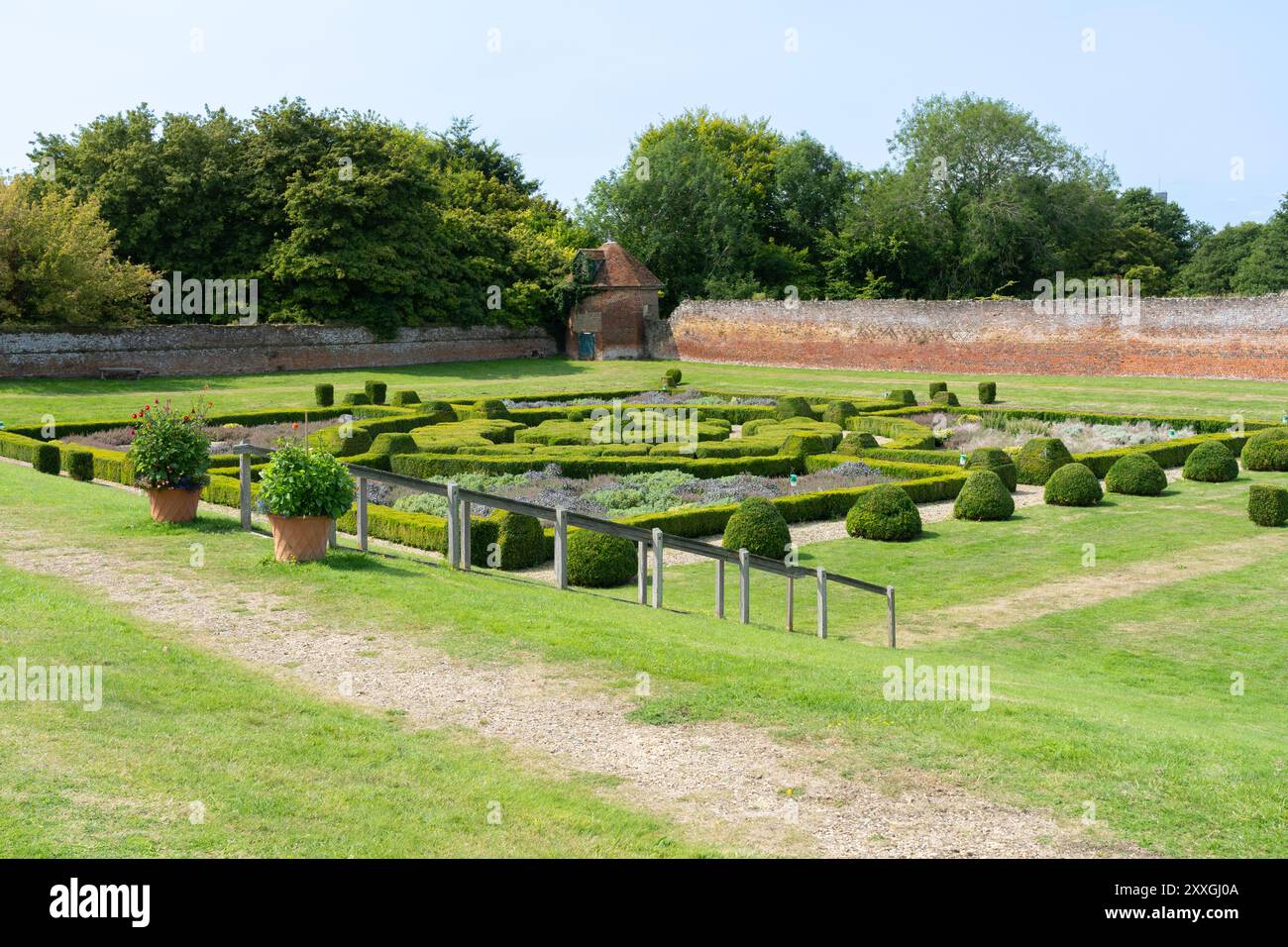 Le paisible jardin clos en brique jacobéenne restauré avec un pigeonnier dans le coin de Basing House, Basingstoke, Angleterre Banque D'Images