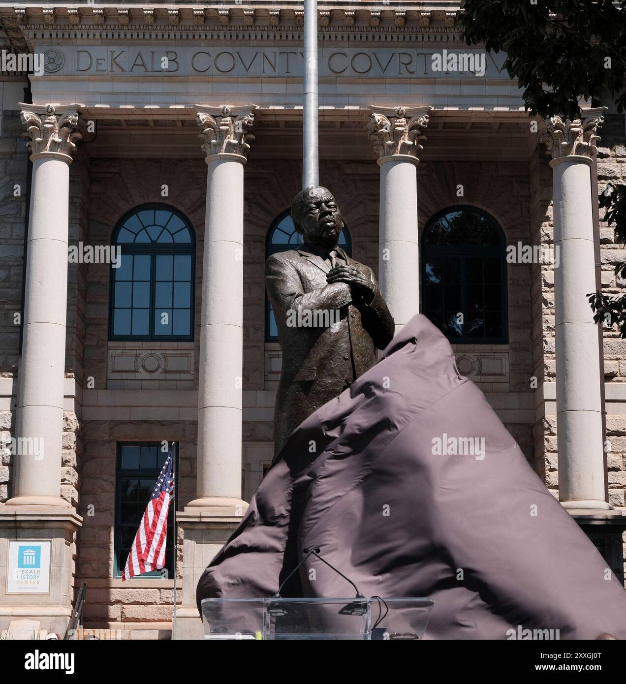 Decatur, Géorgie, États-Unis. 24 août 2024. Une statue du regretté député de Géorgie et icône des droits civiques John Lewis est dévoilée sur le terrain du palais de justice du comté de Dekalb à Decatur, Géorgie. La statue de Lewis remplace un obélisque de 30 pieds érigé par les United Daughters of the Confederacy qui a servi de monument confédéré pendant plus de 110 ans. (Crédit image : © John Arthur Brown/ZUMA Press Wire) USAGE ÉDITORIAL SEULEMENT! Non destiné à UN USAGE commercial ! Banque D'Images