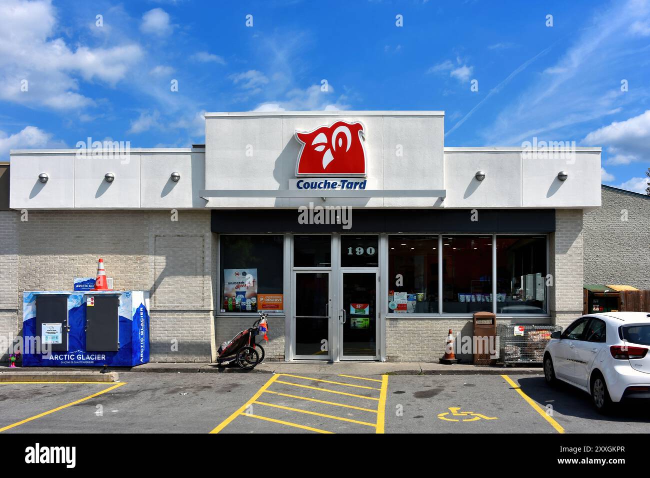 Gatineau, Canada - 24 août 2024 : dépanneur couche-tard à la station-service Ultramar, rue Saint-Redempteur. Couche-tard est une multi basée au Québec Banque D'Images