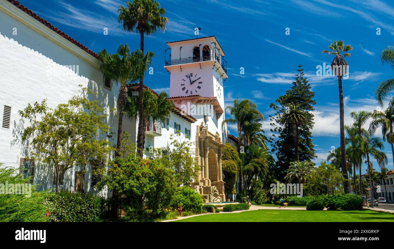 L'extérieur du palais de justice du comté de Santa Barbara à Santa Barbara, en Californie, est un monument célèbre et un exemple de l'architecture du renouveau colonial espagnol Banque D'Images