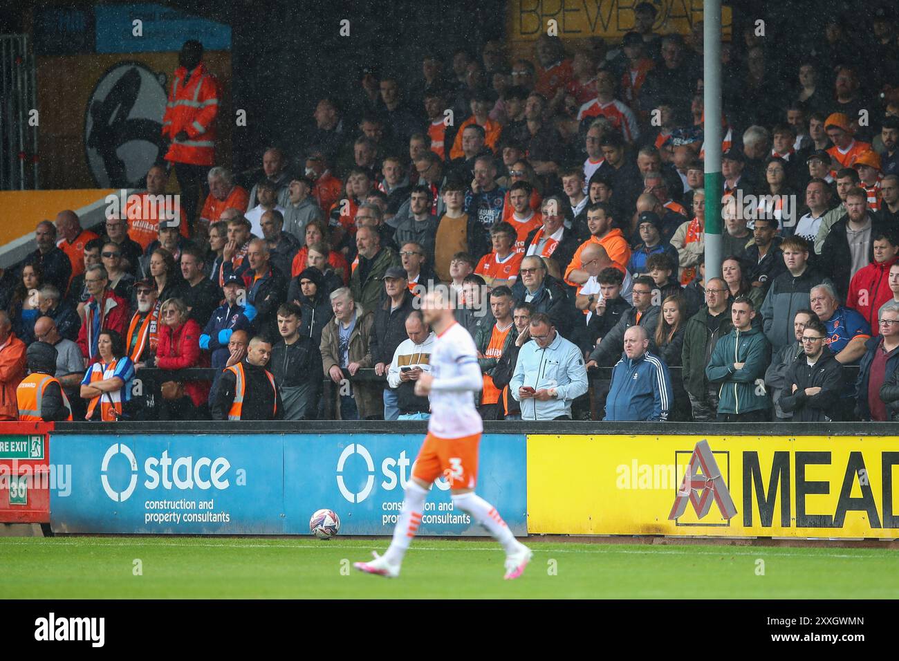 Fans de Blackpool lors du match de Sky Bet League 1 Cambridge United vs Blackpool à Abbey Stadium, Cambridge, Royaume-Uni, 24 août 2024 (photo par Gareth Evans/News images) Banque D'Images