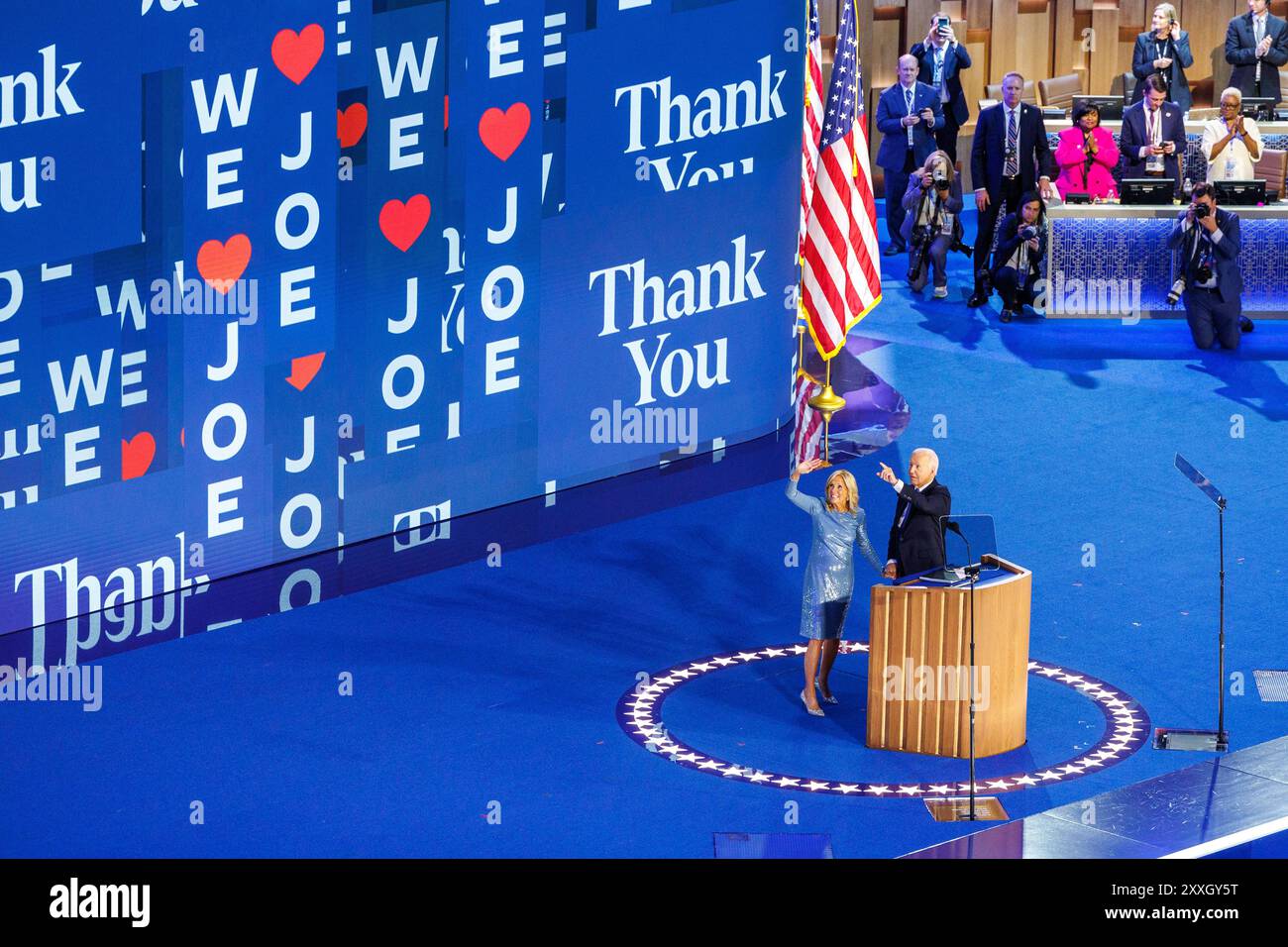 Chicago, États-Unis. 19 août 2024. La première dame Jill Biden, à gauche, se joint au président Joe Biden sur scène à la Convention nationale démocrate à Chicago, en Illinois, après la conclusion de son discours le 19 août 2024. (Photo de Andrew Roth/Sipa USA) crédit : Sipa USA/Alamy Live News Banque D'Images