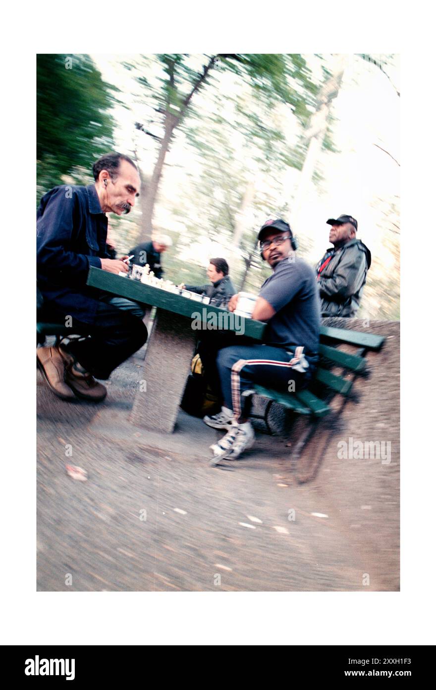 Amis et voisins jouant domino sur l'une des nombreuses tables de jeu en plein air dans Riverside Park. Banque D'Images