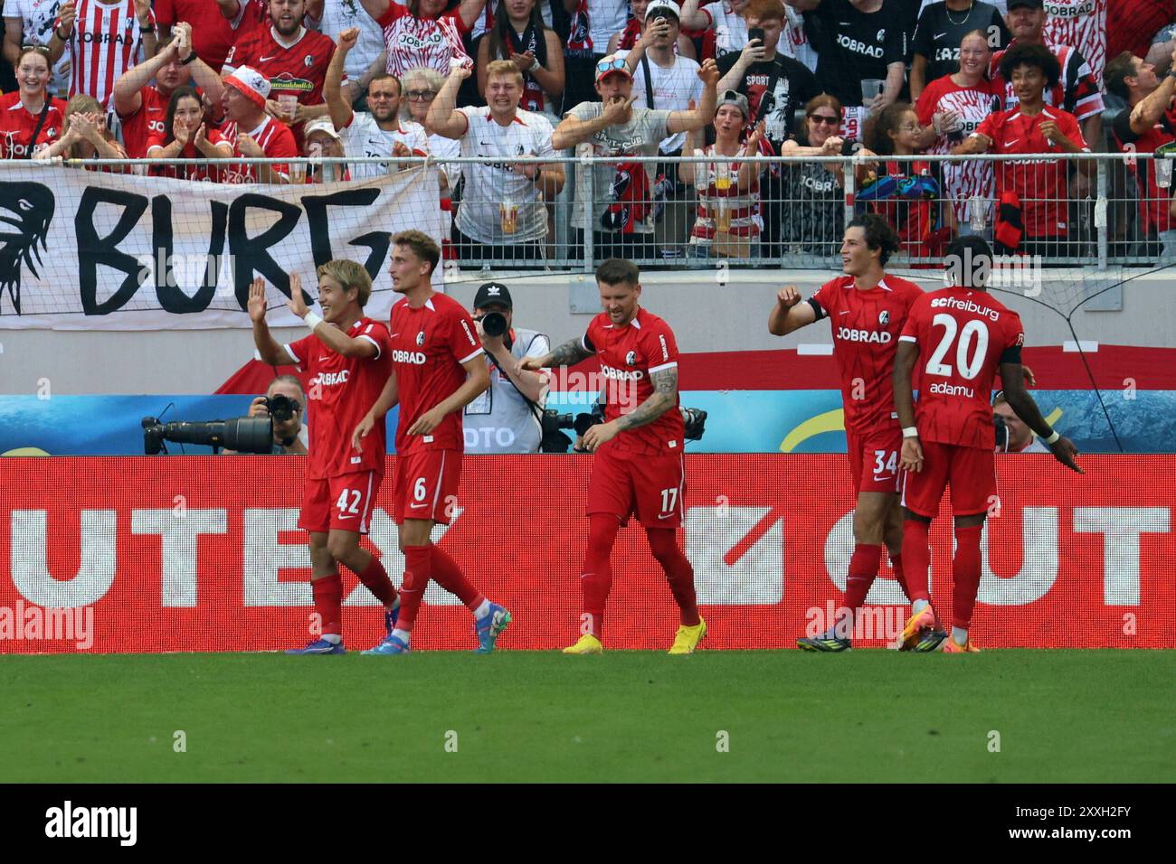 Freiburg, Deutschland. 24 août 2024. Ritsu Doan (SC Freiburg) und Lukas Kübler (SC Freiburg) haben den Sportclub mit ihren Toren auf die Siegerstraße gebracht beim Spiel der 1. FBL : 24-25:1. Sptg. SC Freiburg - VfB Stuttgart LA RÉGLEMENTATION DFL INTERDIT TOUTE UTILISATION DE PHOTOGRAPHIES COMME SÉQUENCES D'IMAGES ET/OU QUASI-VIDEONann crédit : dpa/Alamy Live News Banque D'Images