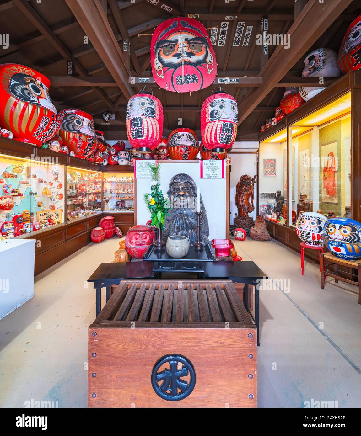 gunma, takasaki - jan 25 2024 : une collection retraçant l'histoire des poupées Daruma rouges bouddhistes japonaises aux visages blancs représentant la persévérance Banque D'Images