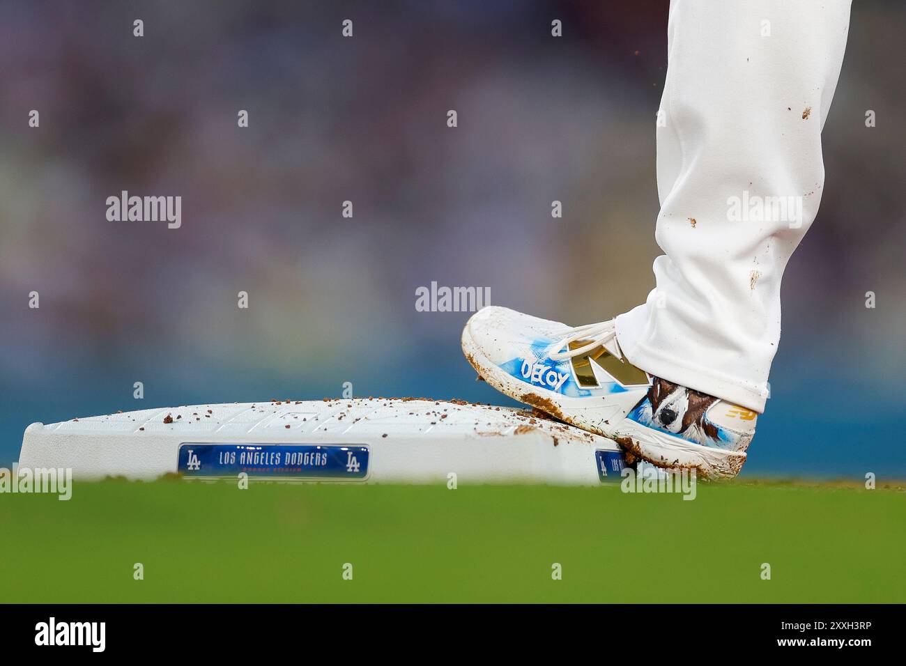 Vue détaillée des crampons portés par Shohei Ohtani #17 des Dodgers de Los Angeles lors d'un match contre les Mariners de Seattle au Dodger Stadium le 19 août Banque D'Images