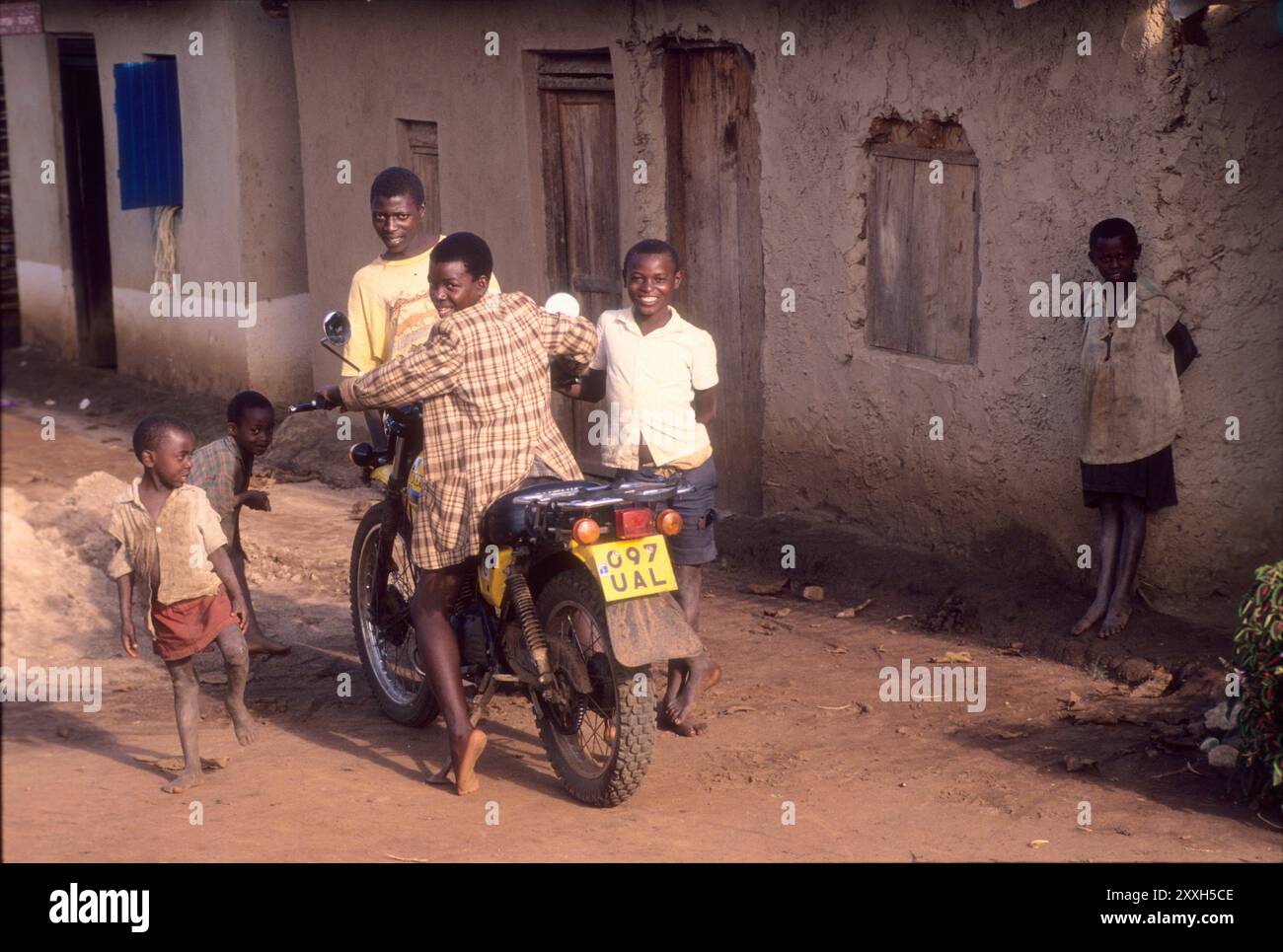 Intérieur de l'Ouganda, personnes vivant près de la forêt de Bigodi Banque D'Images