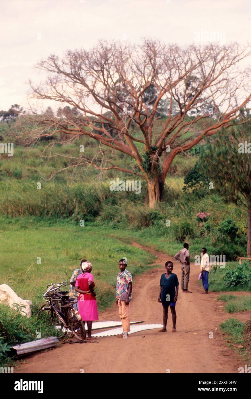 Intérieur de l'Ouganda, personnes vivant près de la forêt de Bigodi Banque D'Images