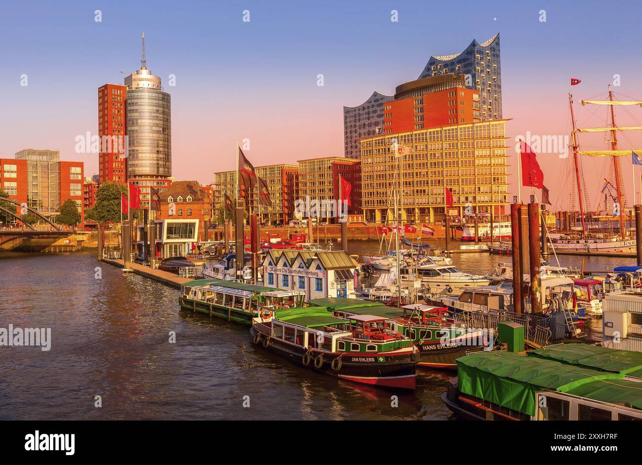 Hambourg, Allemagne, 26 juillet 2018 : vue sur le coucher du soleil de la ville des entrepôts ou du quartier de Speicherstadt, Europe Banque D'Images