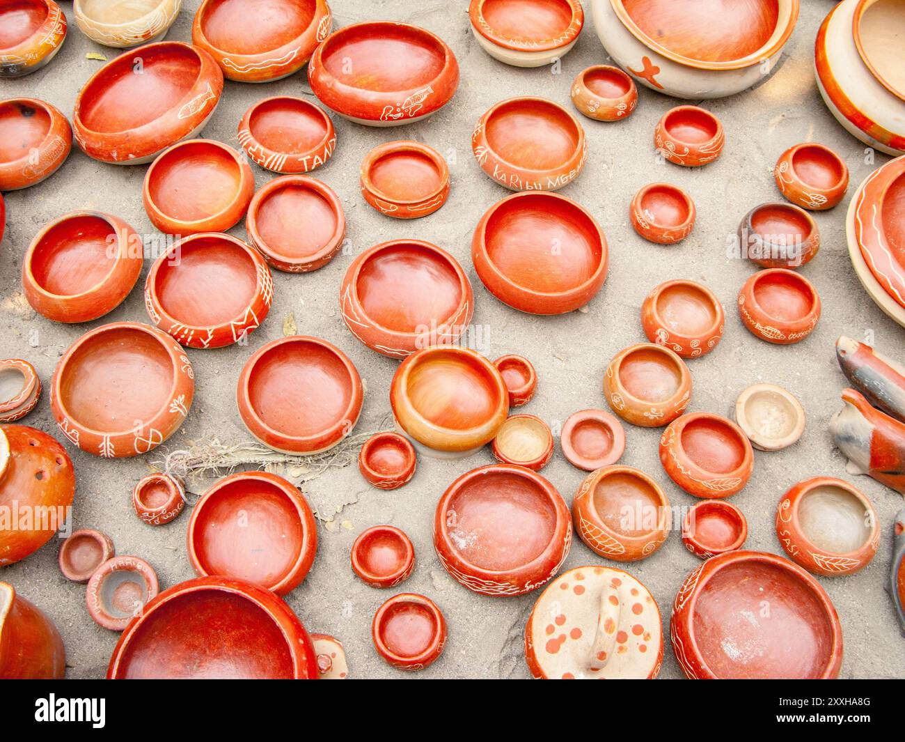 Poterie africaine typique fraîche du four séchant au soleil en Tanzanie Banque D'Images