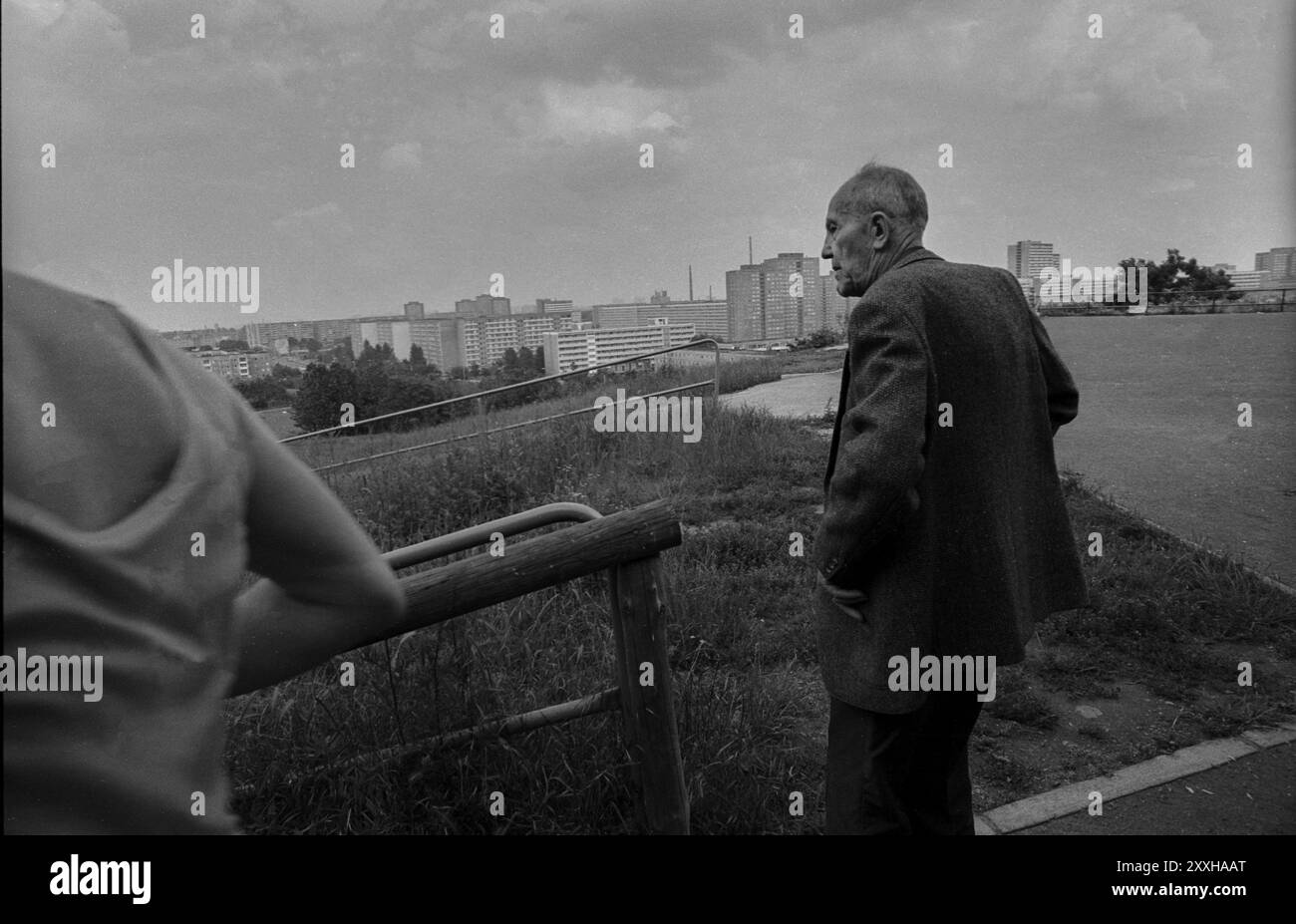 Allemagne, Berlin, 27 juin 1991, à Volkspark Prenzlauer Berg, vue de la nouvelle zone de développement Fennpfuhl / Lichtenberg, homme âgé, Europe Banque D'Images