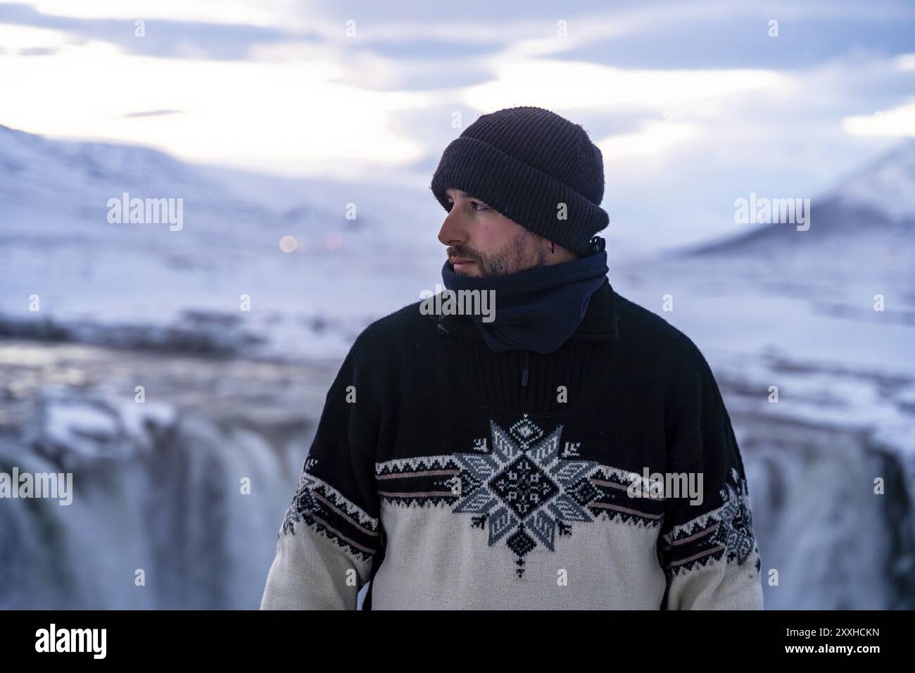 Portrait d'un randonneur aventureux à la cascade gelée de Godafoss en hiver, Islande, Europe Banque D'Images