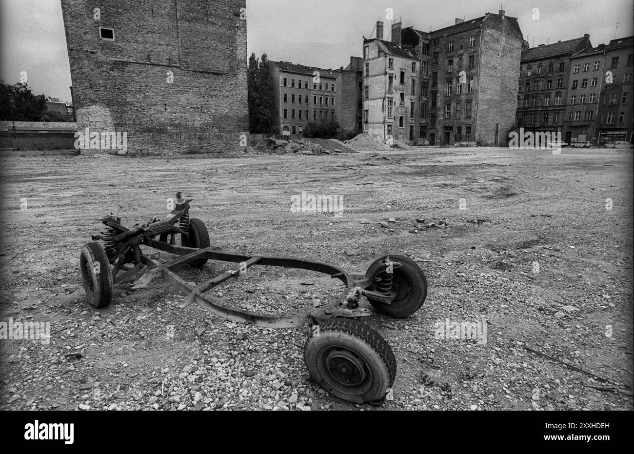 Allemagne, Berlin, 16.07.1991, jachère derrière Steinstrasse, vue sur Mulackstrasse, (châssis de voiture), Europe Banque D'Images