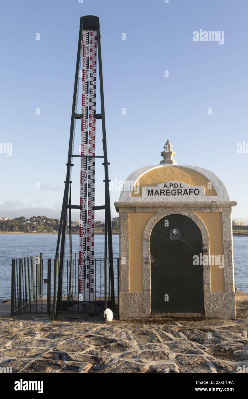 Lieu d'intérêt Maregrafo da Foz do Douro, affichage historique pour mesurer les marées, dans la lumière du soir à Granja de Baixo, région Norte, Porto dis Banque D'Images