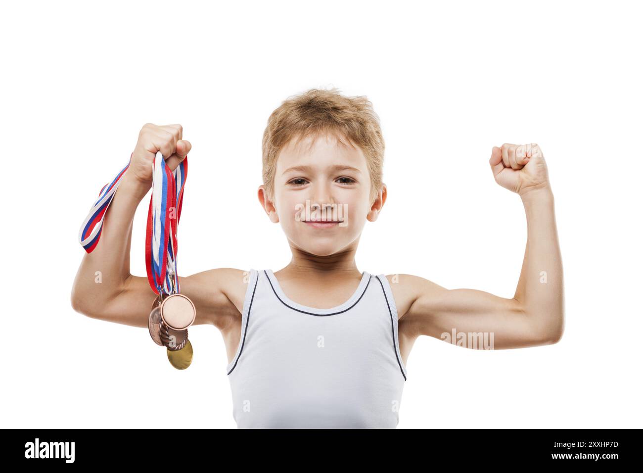 Le succès sportif et le concept de victoire, le sourire athlète champion enfant main de garçon tenant la première place victoire médaille d'or Banque D'Images