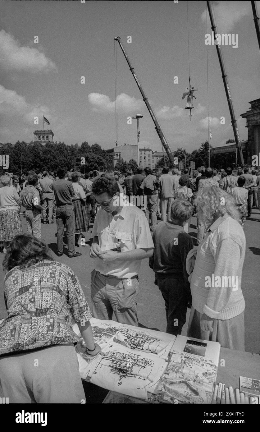 Allemagne, Berlin, 08.07.1991, la déesse de la Quadriga est à nouveau placée sur la Tor de Brandebourg..., dessins de stalle, Europe Banque D'Images