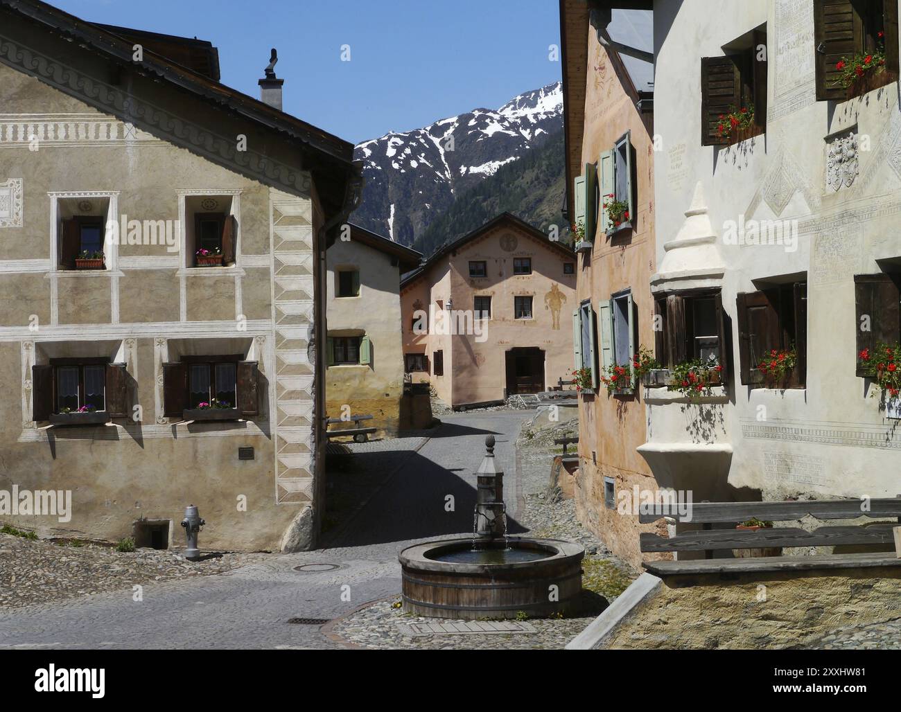 De Wikipédia : Guarda est une municipalité du district Inn dans le canton suisse de Graubuenden. Guarda a reçu le prix Wakker pour la préservation Banque D'Images