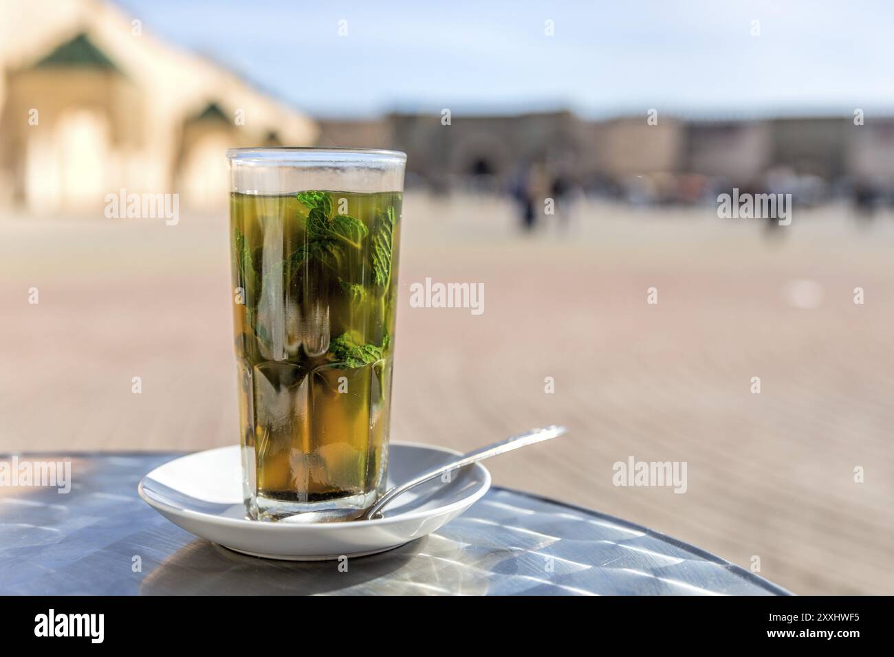 Verre avec thé à la menthe poivrée, Maroc, Afrique Banque D'Images