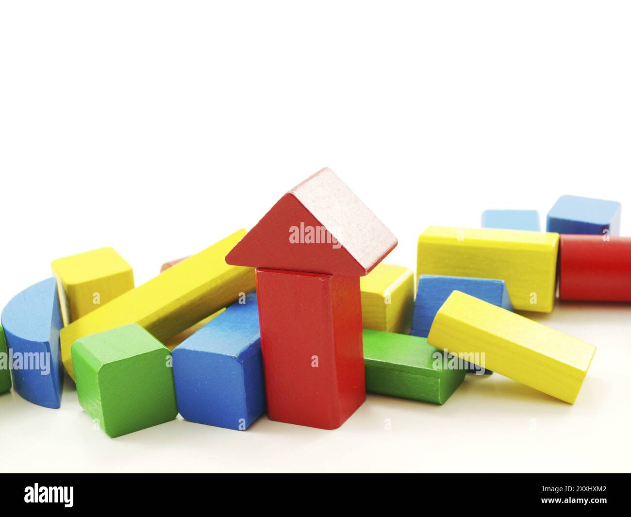 Pile de briques de bois colorées, isolées vers le blanc Banque D'Images