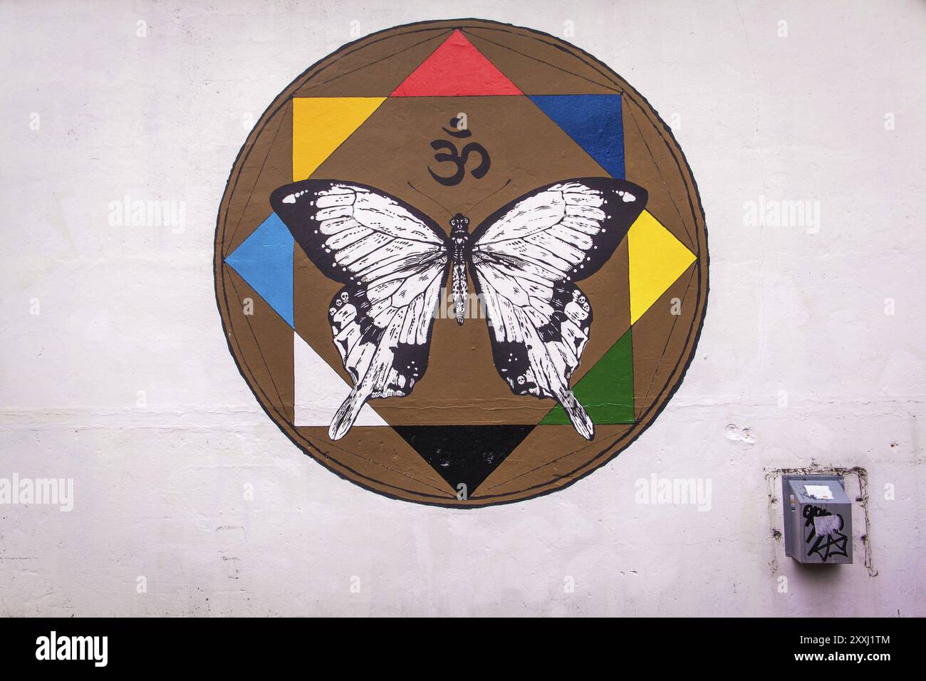 REYKJAVIK, ISLANDE, 06 JUILLET : dessin coloré de papillons circulaires accroché sur un mur en Islande le 06 juillet 2013 à Reykjavik, Islande, Europe Banque D'Images
