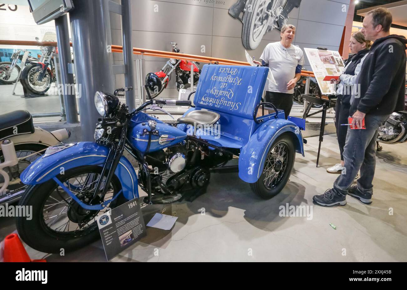 Vancouver, Canada. 24 août 2024. Les gens jettent un coup d’œil à une moto à trois roues Harley-Davidson servi-car 1941 lors du 13e événement annuel Vintage Motorcycle Show and Shine à Vancouver, Colombie-Britannique, Canada, le 24 août 2024. Crédit : Liang Sen/Xinhua/Alamy Live News Banque D'Images