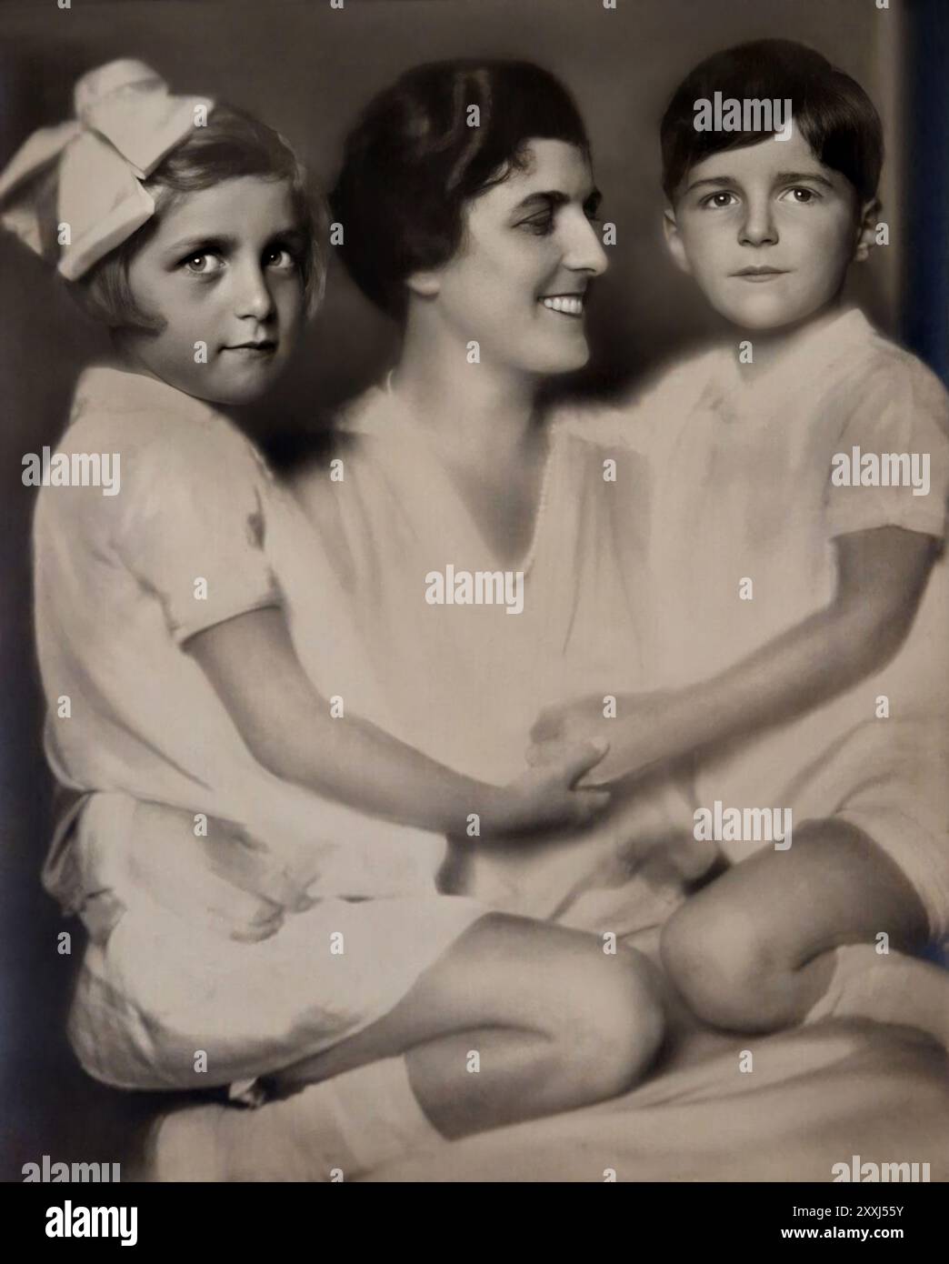 1929, ROME, ITALIE : la Marchesa italienne ANTONIA Roi LONIGO ( 1892 - 1980 ) et ses fils MARIA TERESA ( plus tard marié au comte Leopoldo Ceschi , 1922 - 2011 ) et GIUSEPPE Jr ( Boso , 1924 - 2009 ). Antonia né dans une famille noble LONIGO di SAN MARTINO, de Vicence (Vénétie), a été marié avec le riche marchais Giuseppe Roi ( Gino , 1894 - 1947 ). Photo de Ghitta Carell , Roma . - Marquise - Marquis - ITALIA - NOBLESSE - NOBILI - Nobiltà ITALIANA - FOTO STORICHE - HISTOIRE - robe blanche - abito vestito bianco - figli - fratelli - fratello - sorella - figlio - figli - figlia - fille - MAMAN Banque D'Images