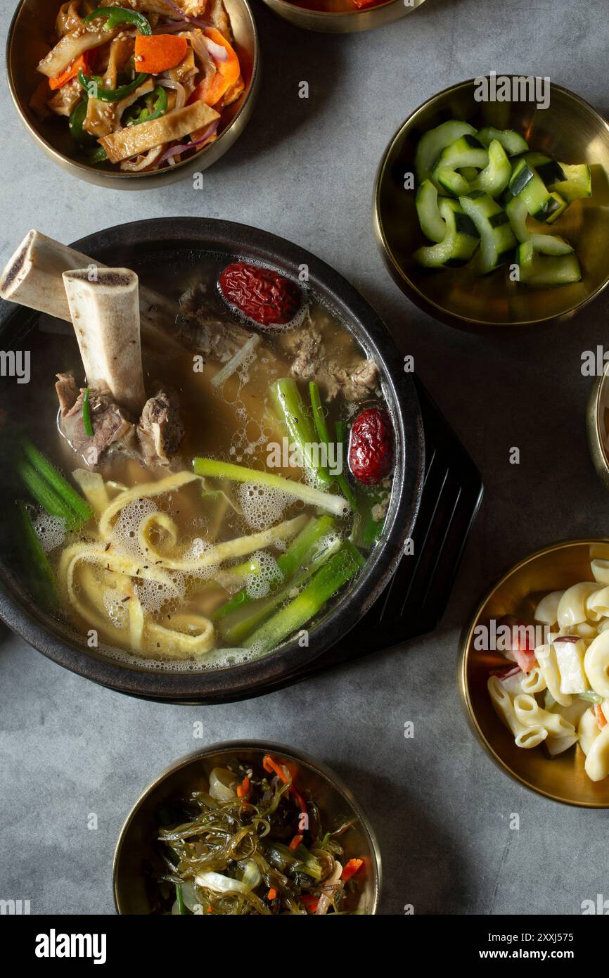 Vue de dessus d'un bol de soupe de côtes de bœuf non désossées. Banque D'Images