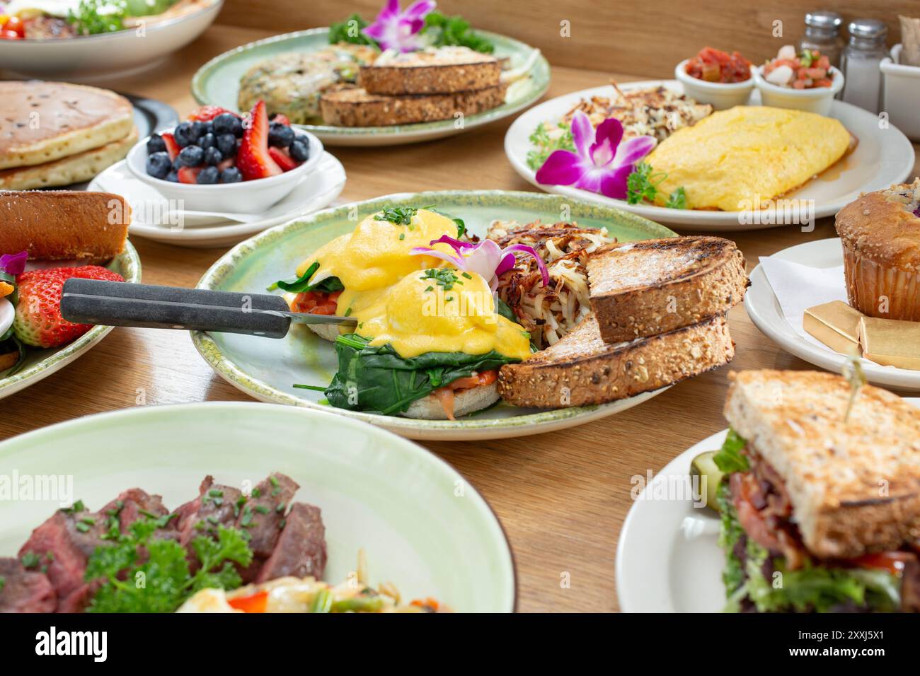 Une vue sur une variété de plats de petit déjeuner et brunch sur une table. Banque D'Images