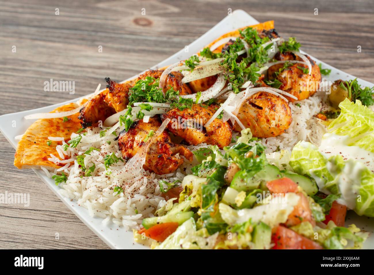 Une vue rapprochée d'une assiette de kebab de poulet. Banque D'Images