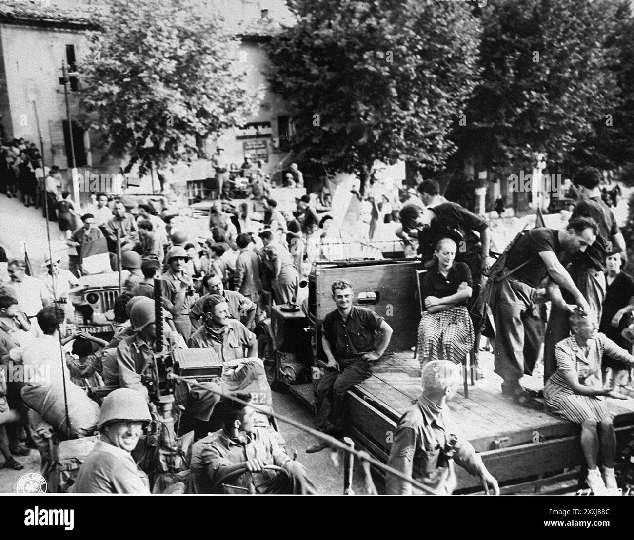 Des femmes soupçonnées d'avoir collaboré avec les Allemands punis à Moustiers-Sainte-Marie en France. Les membres de la résistance rasent les cheveux de la femme avant de les faire défiler dans les rues. La photo est datée du 18 août 1944. Banque D'Images