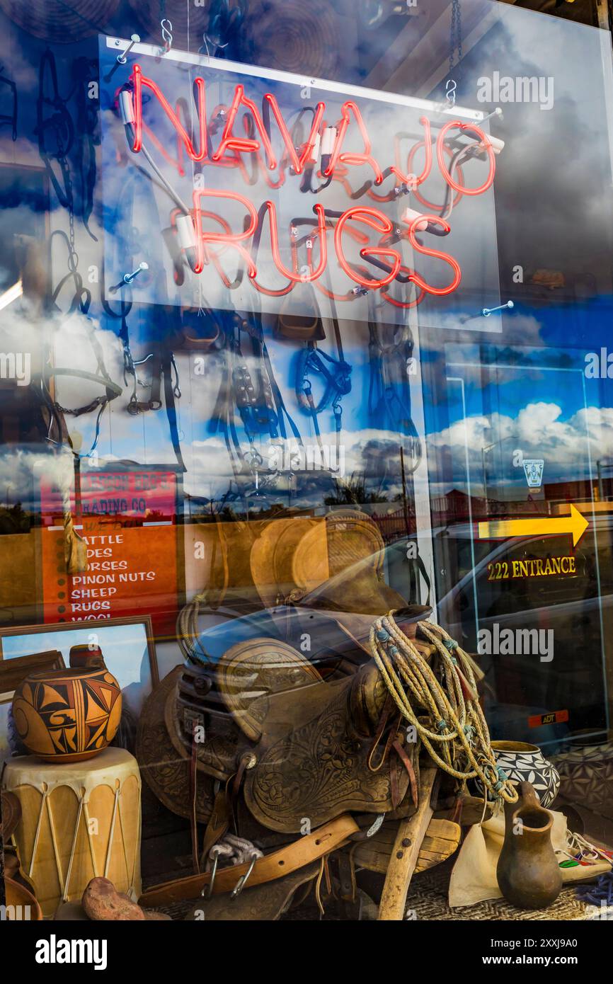 Vitrine au poste de négoce Richardson sur la route 66 à Gallup, Nouveau-Mexique, États-Unis [pas d'autorisation du propriétaire ; licence éditoriale uniquement] Banque D'Images