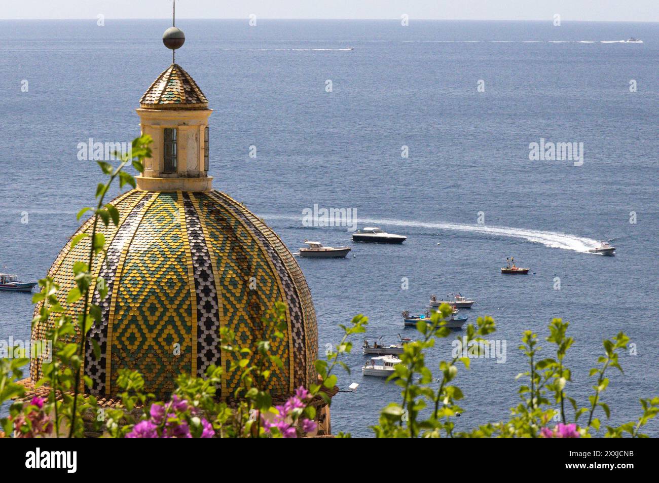 Vue sur le dôme de l'église de Santa Maria Assunta Positano Banque D'Images